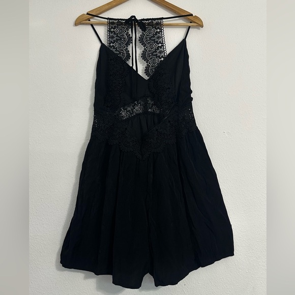Love Tree Black Sleeveless Romper V-Neck - Picture 7 of 12